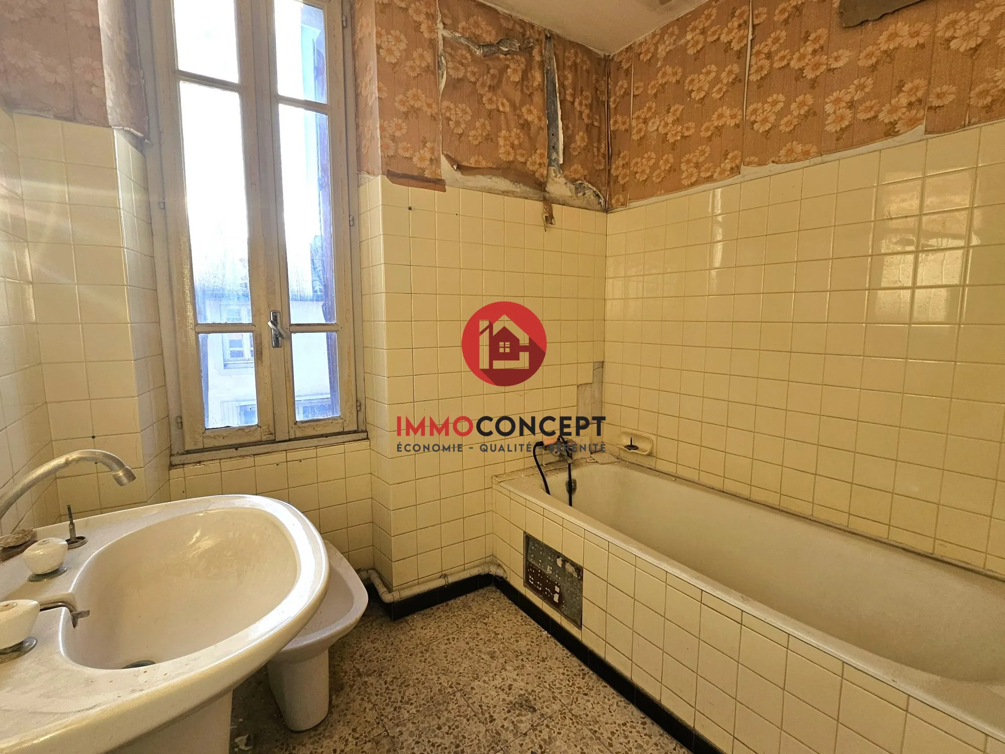 Appartement T3 à rénover à Bagnols-sur-Cèze avec extérieur de 13 m² 