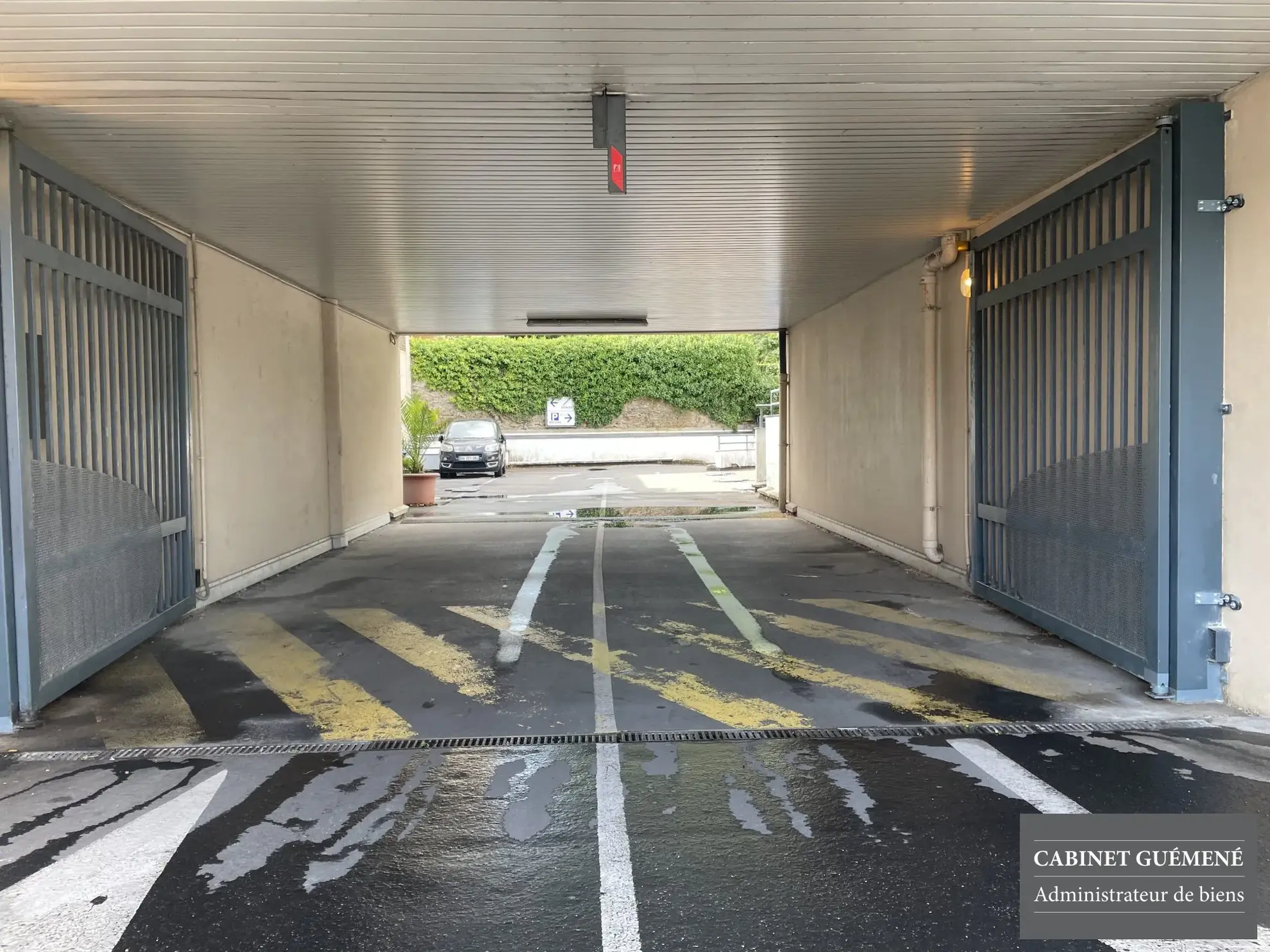 Parking souterrain à Nantes, idéal pour voiture et deux-roues, secteur Barberie 