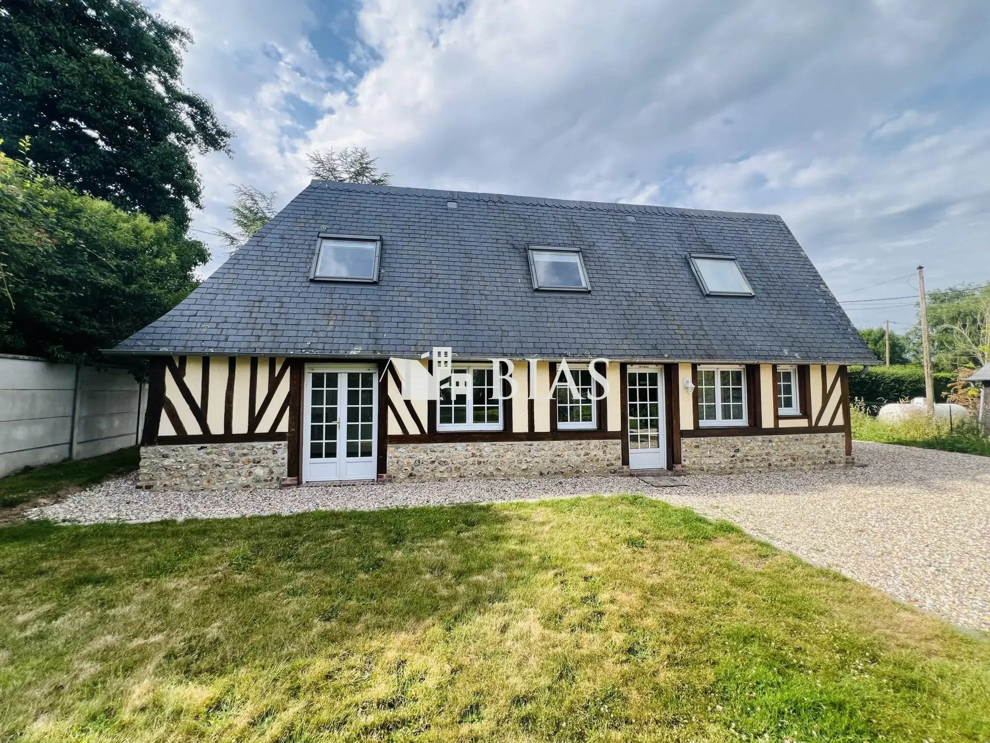 Belle maison normande avec terrain à Bernay, proximité centre commercial 