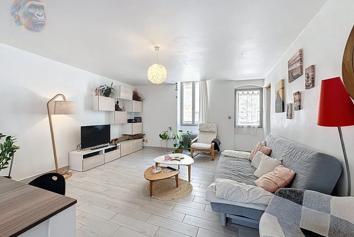 Maison de ville rénovée à Lunel avec garage et confort moderne 