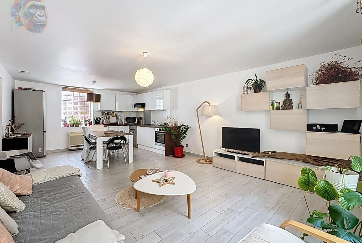 Maison de ville rénovée à Lunel avec garage et confort moderne 