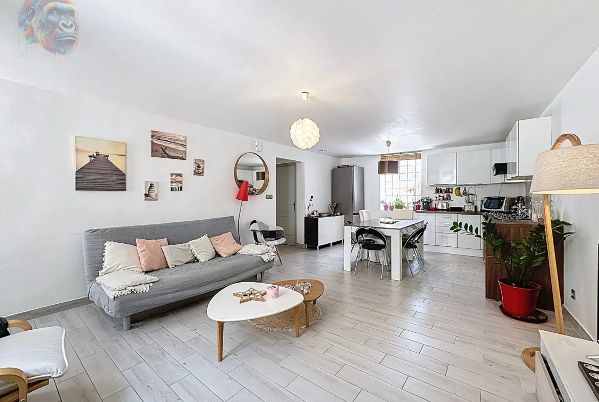 Maison de ville rénovée à Lunel avec garage et confort moderne 