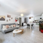 Maison de ville rénovée à Lunel avec garage et confort moderne