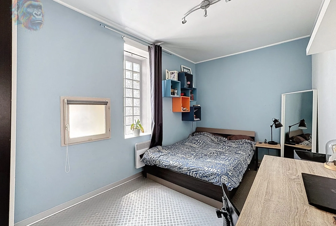 Maison de ville rénovée à Lunel avec garage et confort moderne 