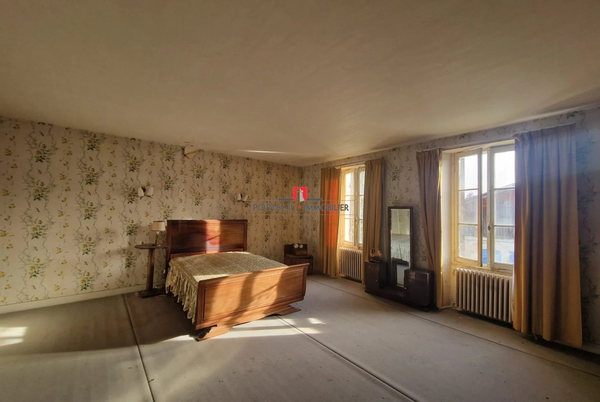 Maison à vendre à Berson avec 6 chambres et grand potentiel de rénovation 