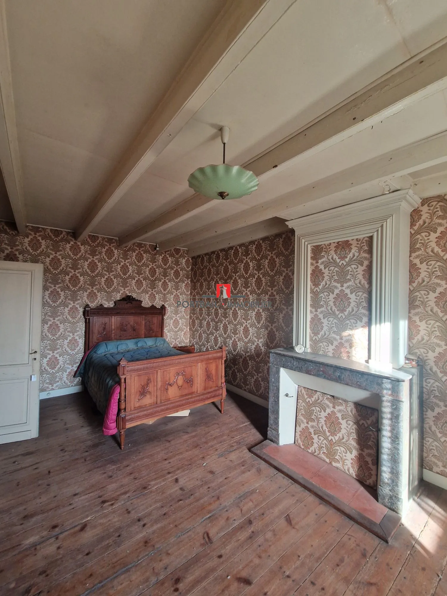 Maison à vendre à Berson avec 6 chambres et grand potentiel de rénovation 