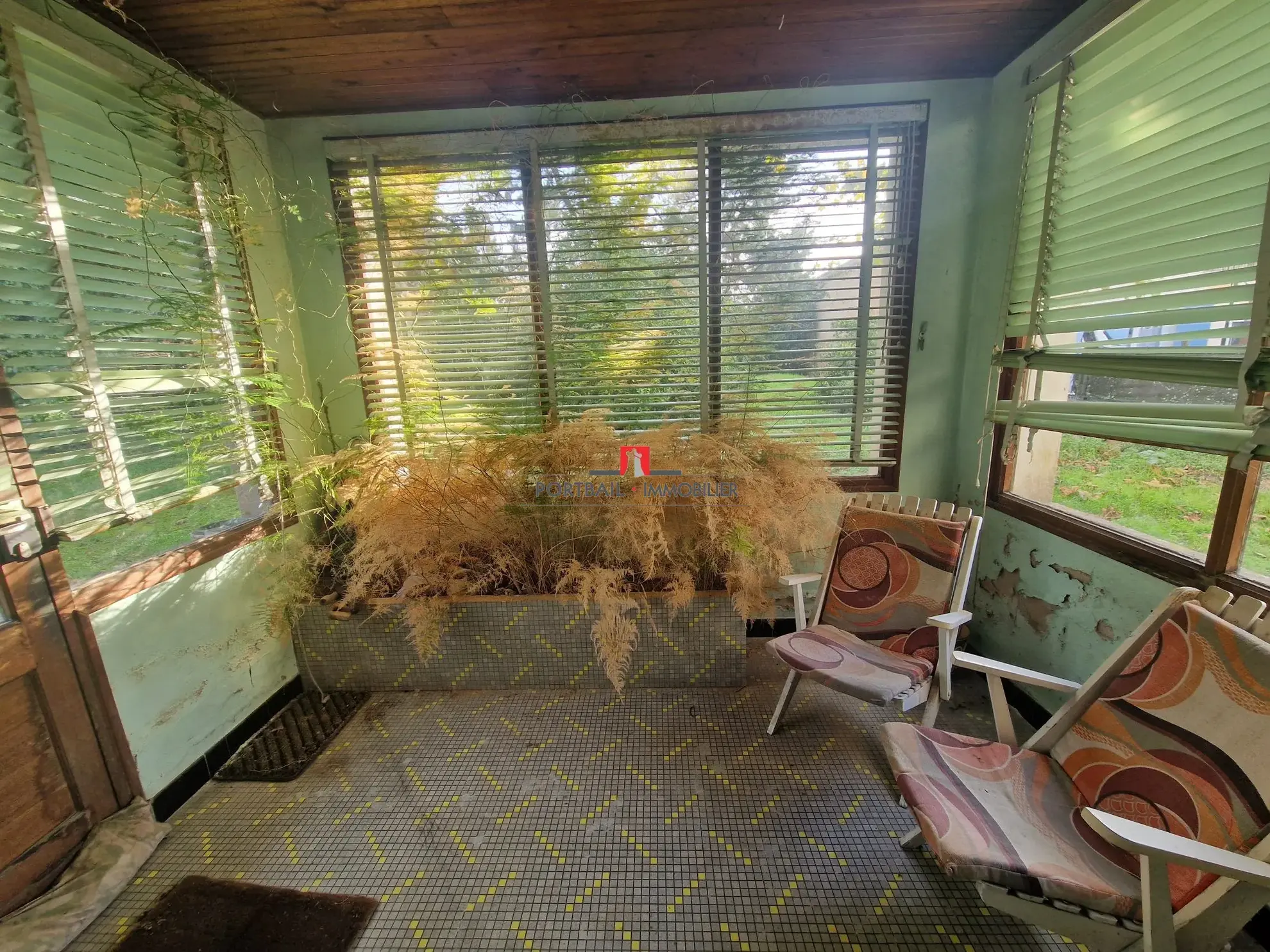 Maison à vendre à Berson avec 6 chambres et grand potentiel de rénovation 