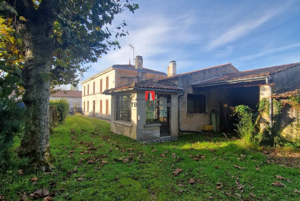 Maison à vendre à Berson avec 6 chambres et grand potentiel de rénovation 