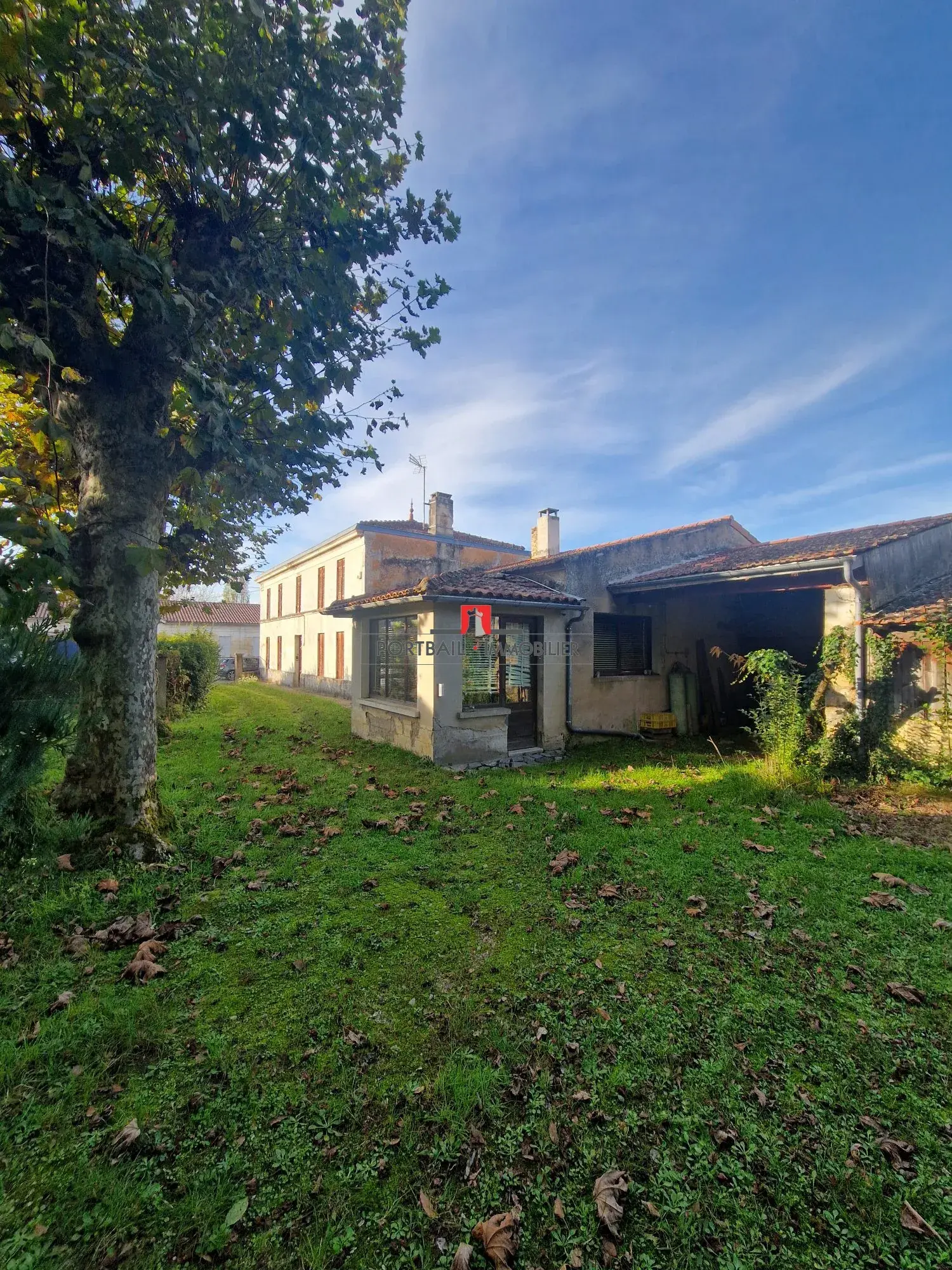Maison à vendre à Berson avec 6 chambres et grand potentiel de rénovation 