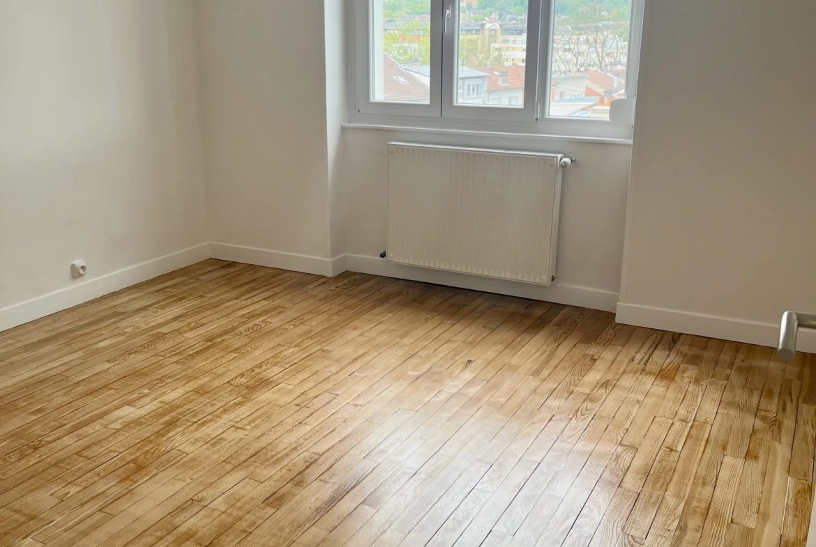 Bel appartement rénové de 70 m² à Nancy, proche campus et commodités 