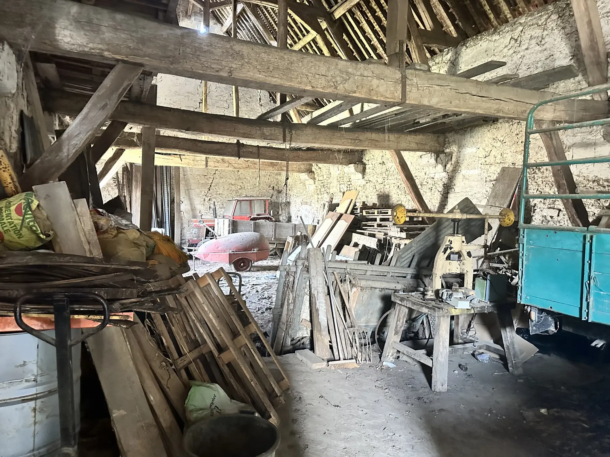 Grande grange de 303 m² avec terrain constructible à Ully St Georges 