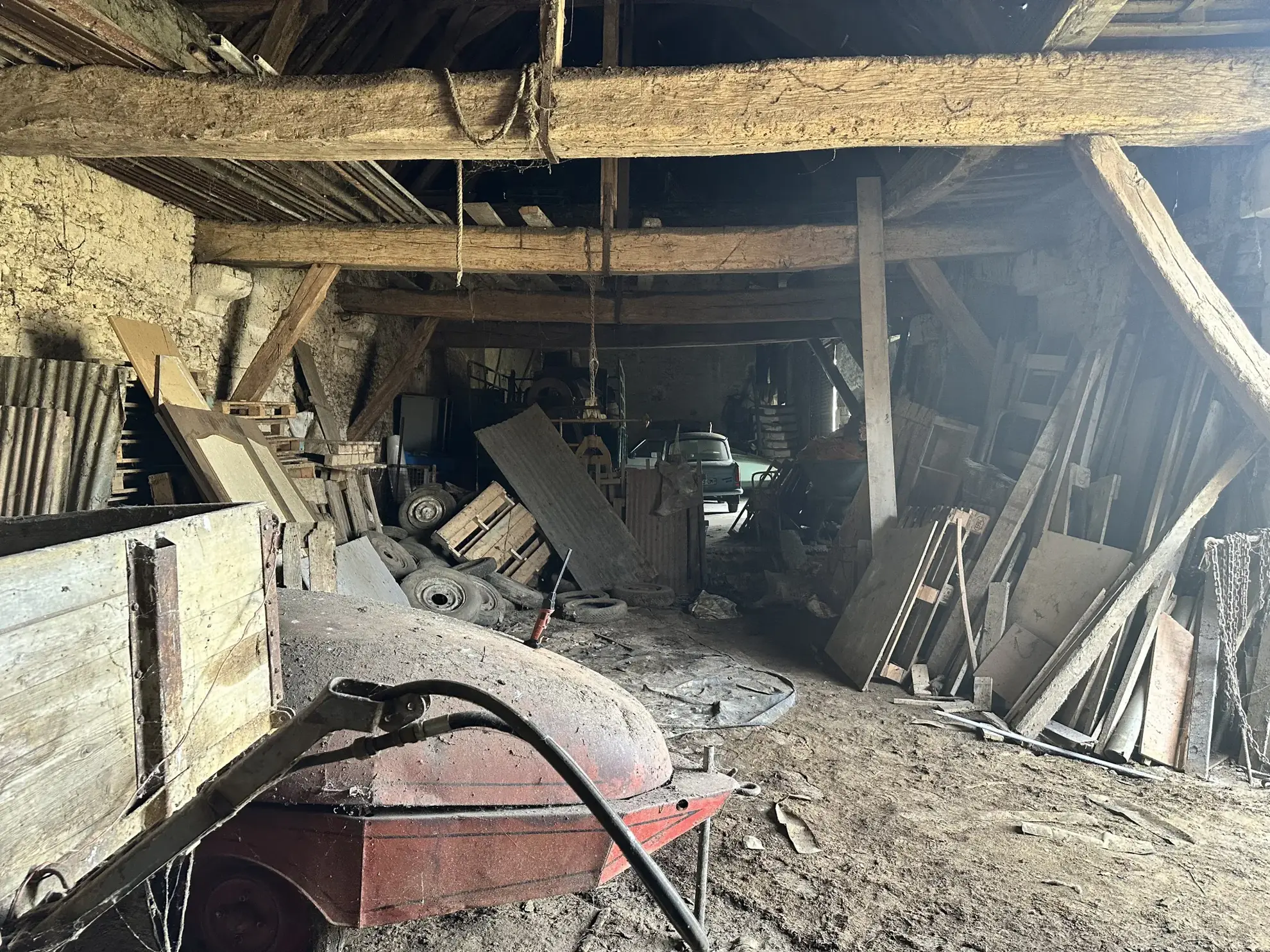 Grande grange de 303 m² avec terrain constructible à Ully St Georges 