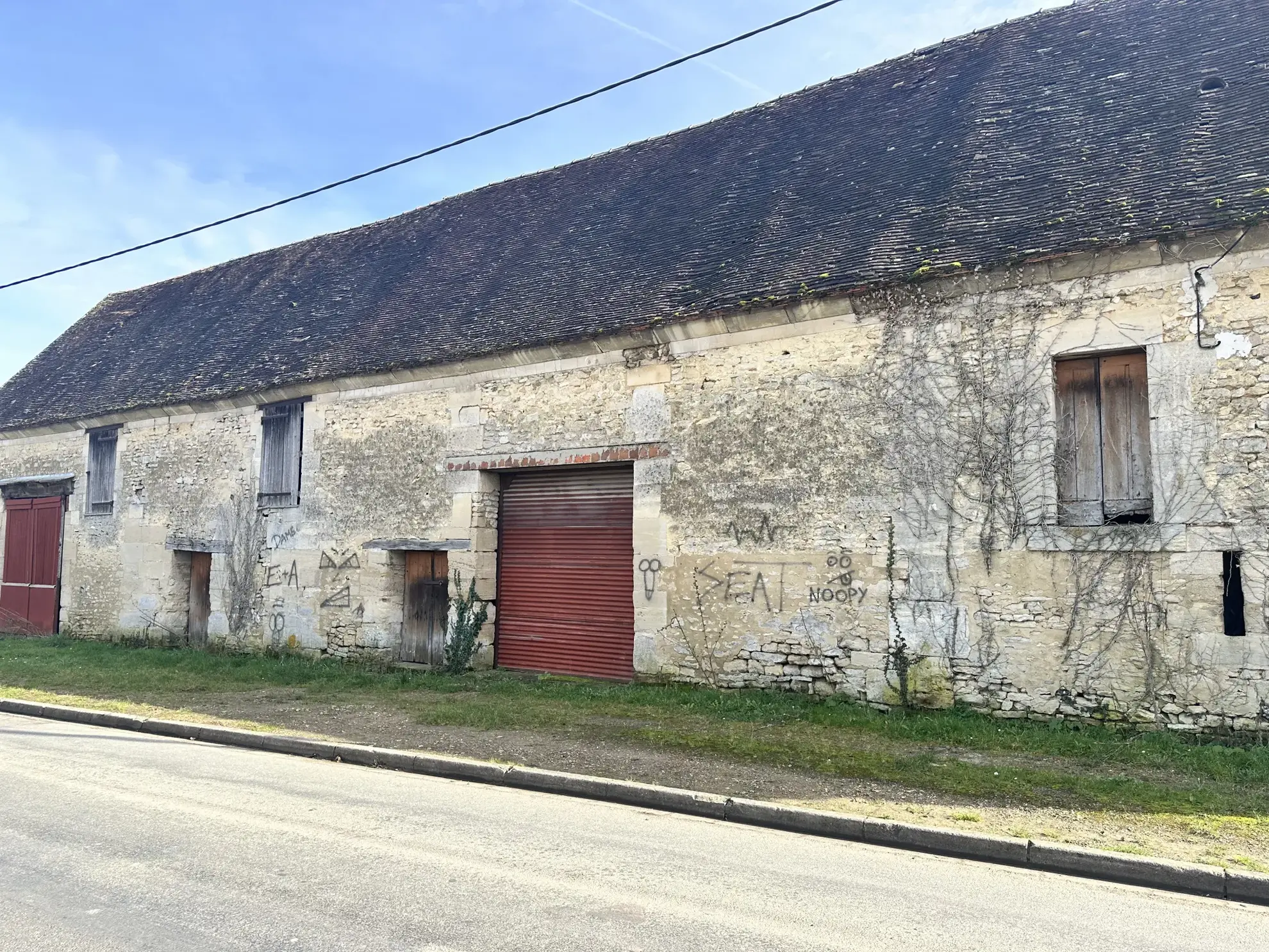 Grande grange de 303 m² avec terrain constructible à Ully St Georges 