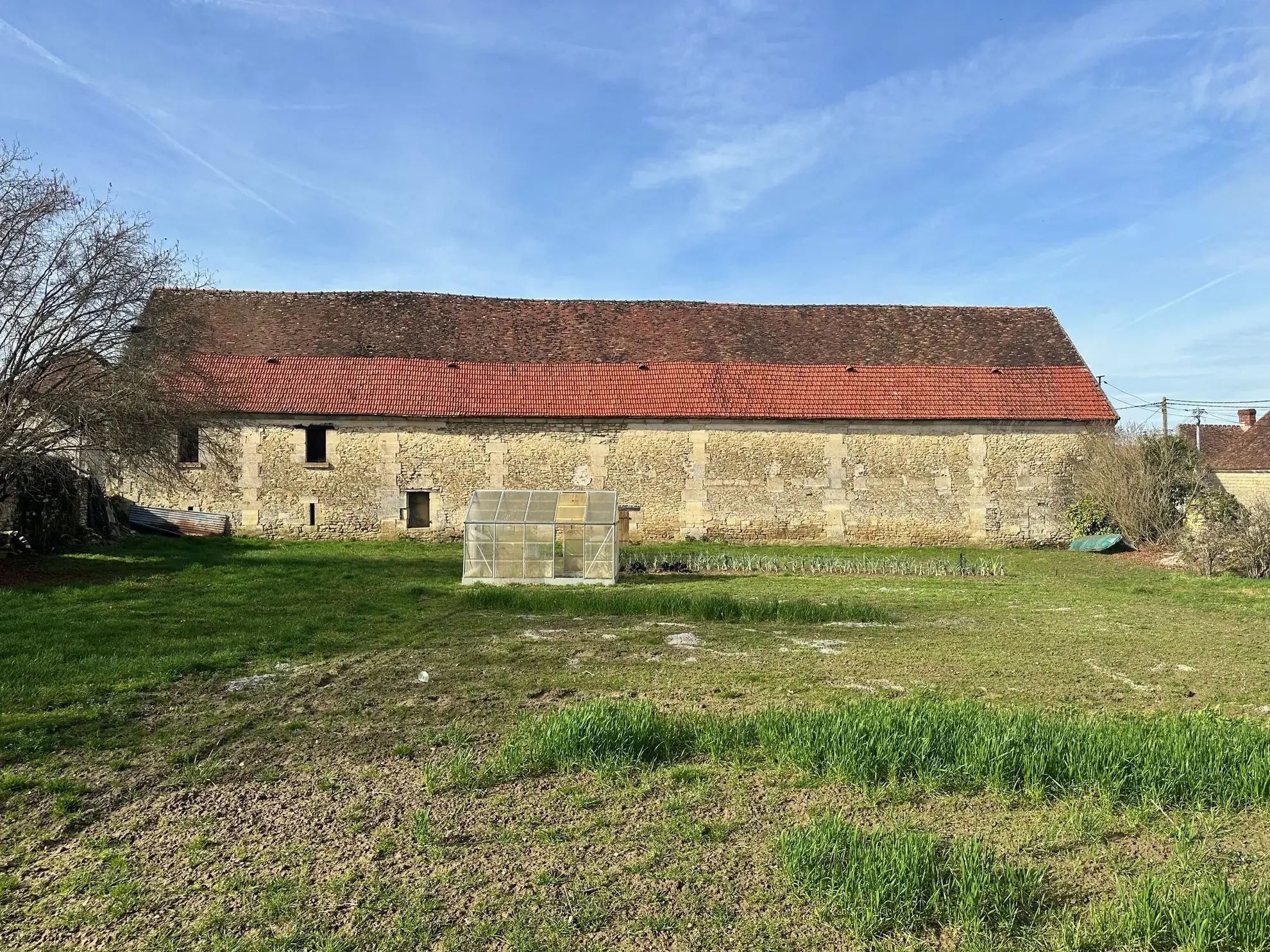 Grande grange de 303 m² avec terrain constructible à Ully St Georges 