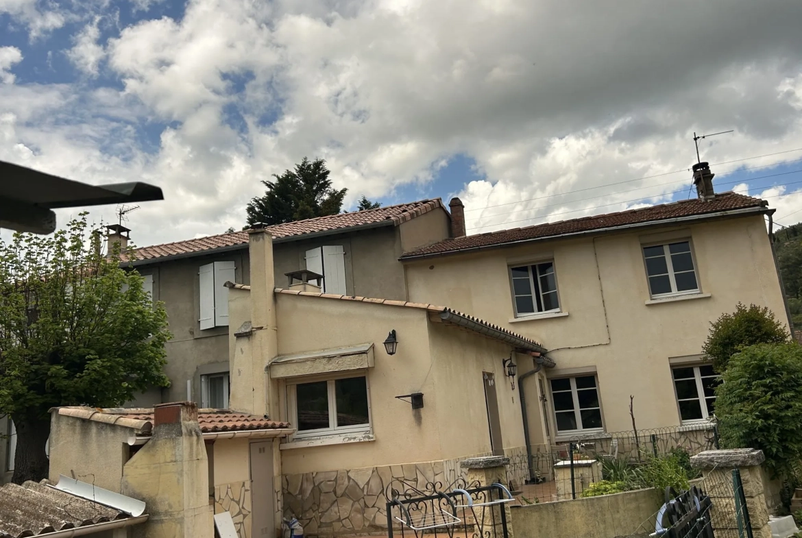 Maison à vendre à Esperaza avec jardin et dépendance 