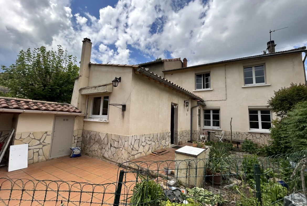 Maison à vendre à Esperaza avec jardin et dépendance 