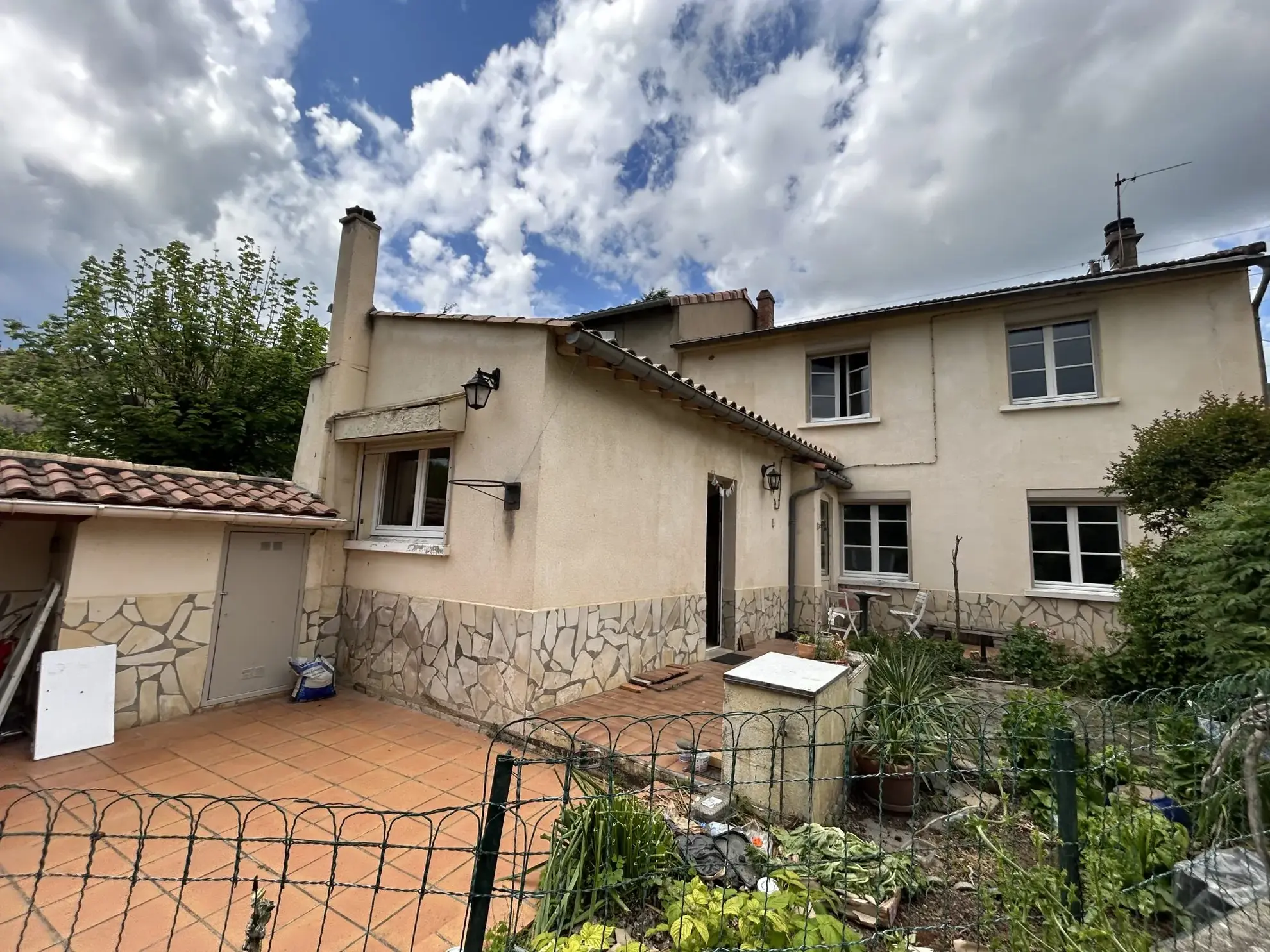 Maison à vendre à Esperaza avec jardin et dépendance 