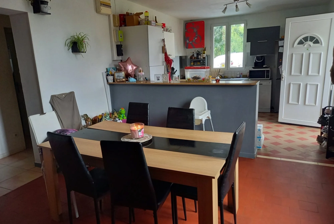 Maison à Poses pour investisseurs avec location en place, dépendance et terrain clos 