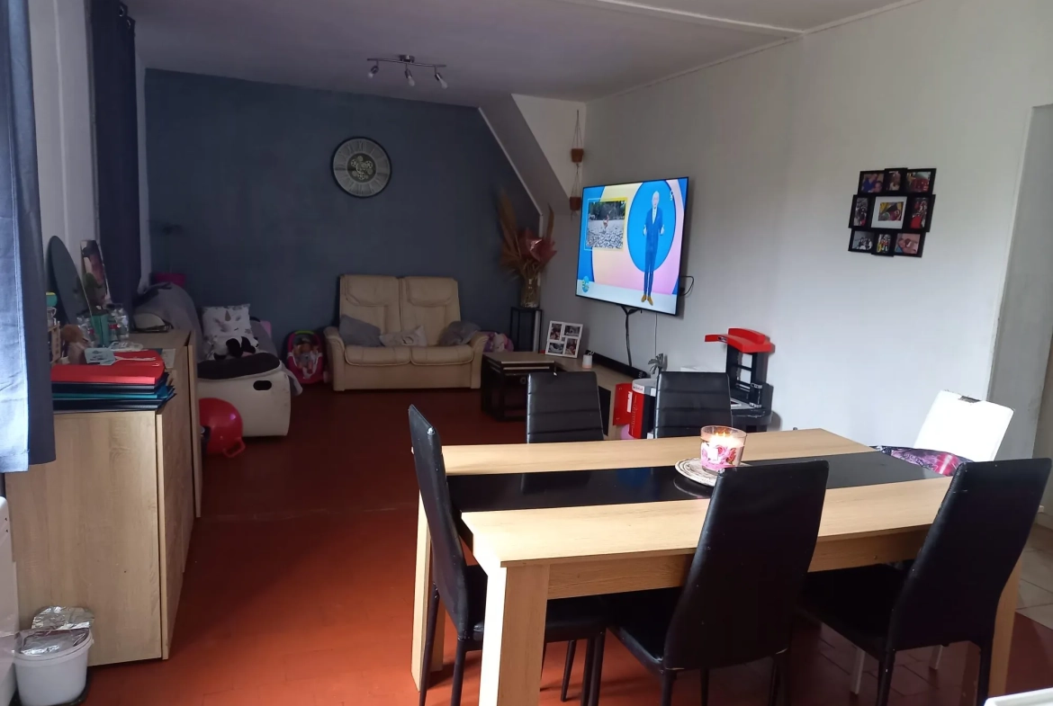 Maison à Poses pour investisseurs avec location en place, dépendance et terrain clos 