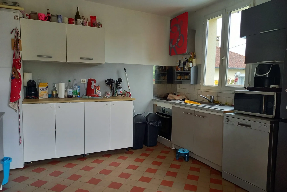 Maison à Poses pour investisseurs avec location en place, dépendance et terrain clos 
