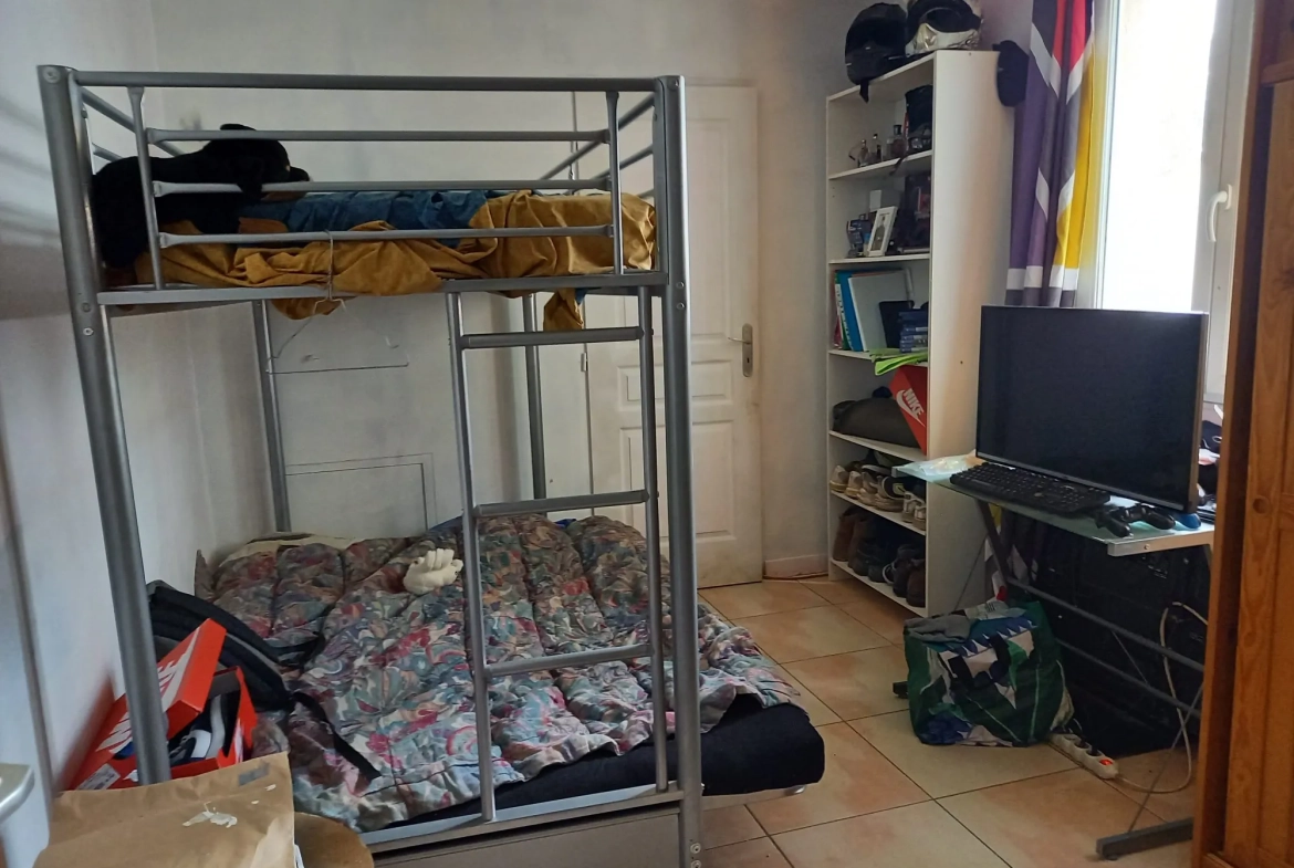 Maison à Poses pour investisseurs avec location en place, dépendance et terrain clos 