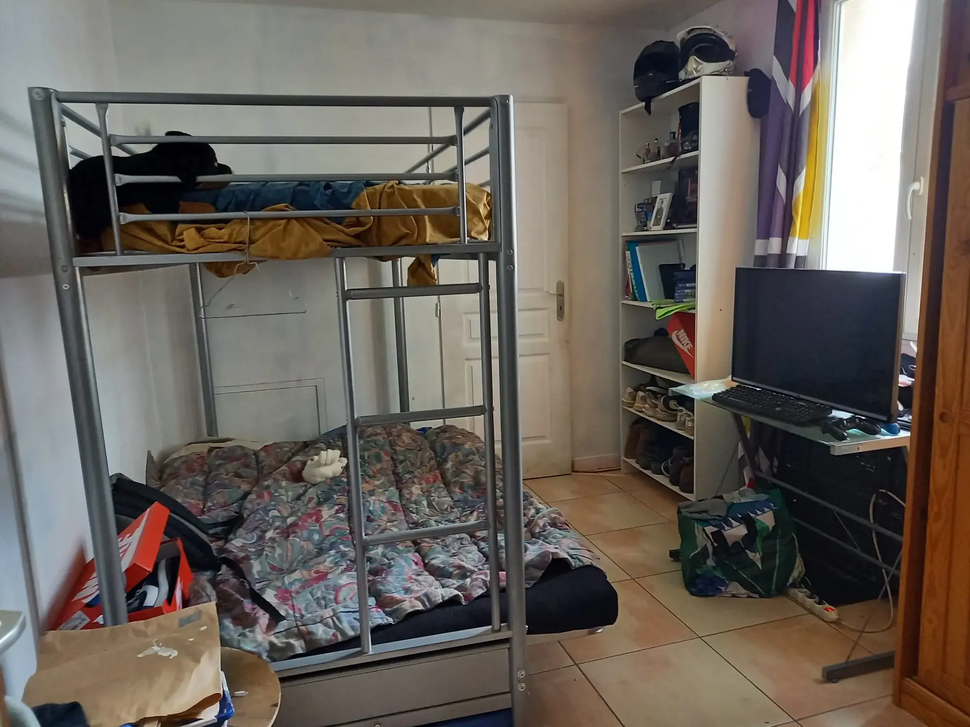 Maison à Poses pour investisseurs avec location en place, dépendance et terrain clos 