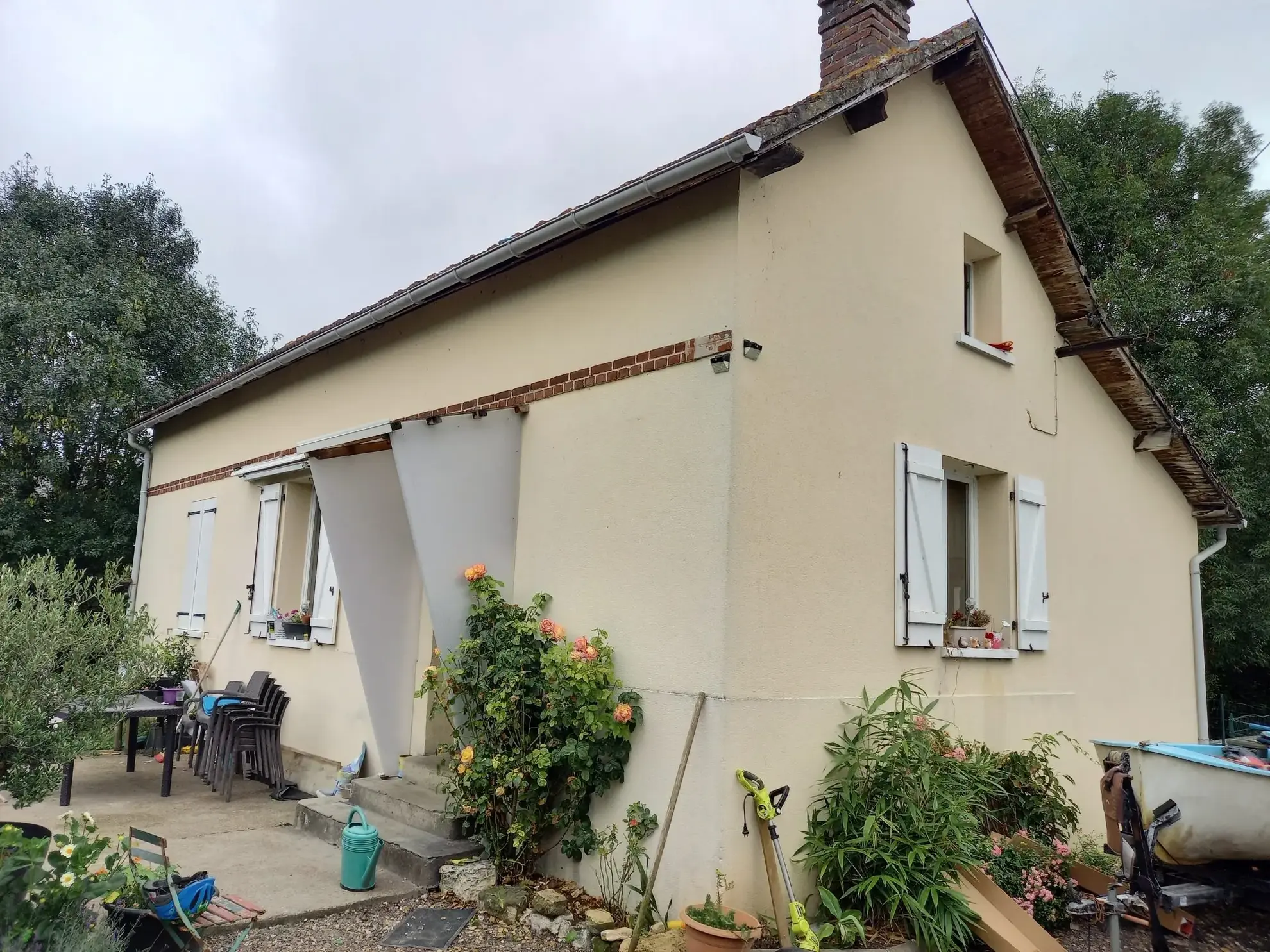Maison à Poses pour investisseurs avec location en place, dépendance et terrain clos 