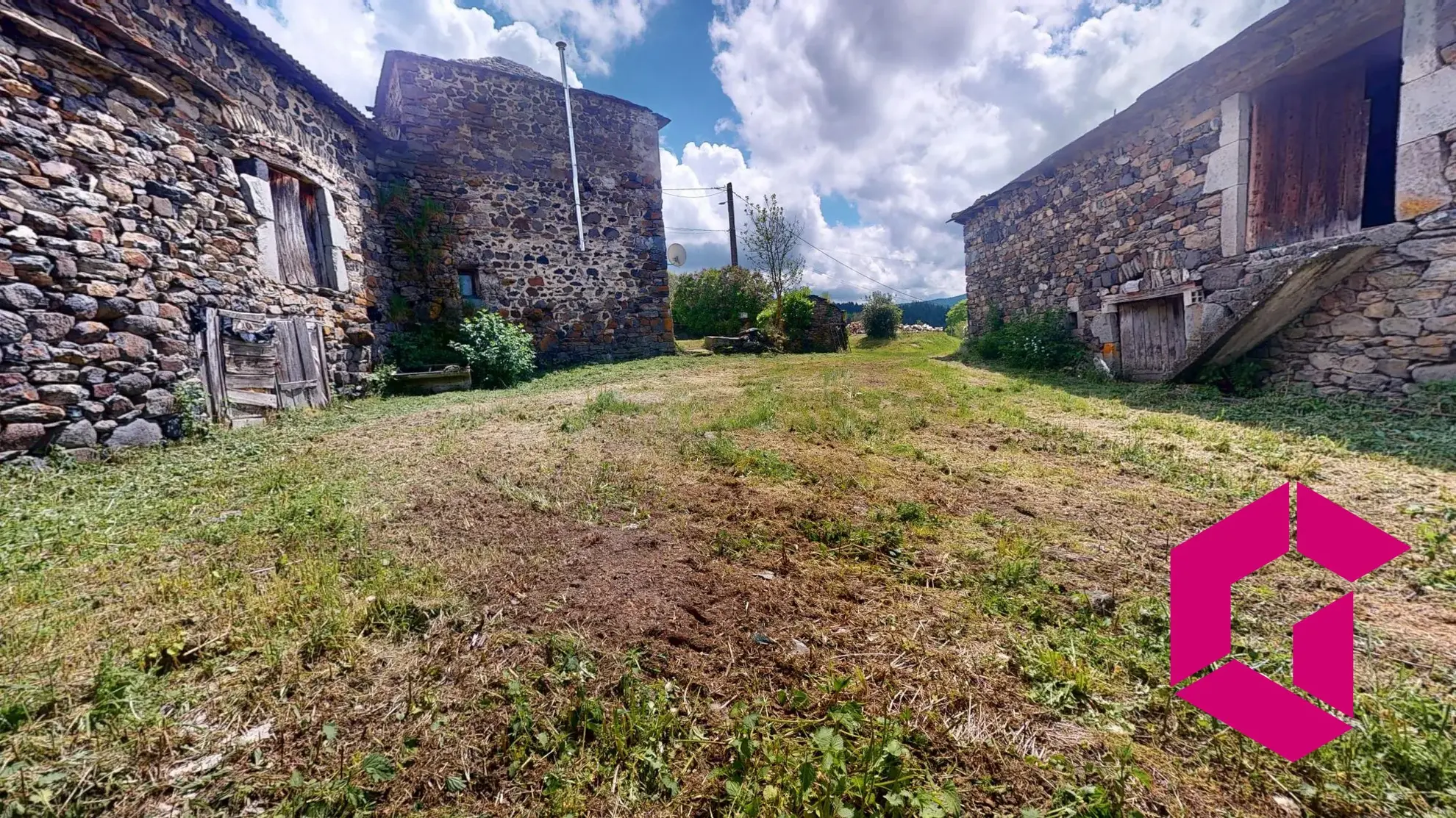Maison en pierre à Bessamorel avec dépendances et terrain de 952 m² à vendre 