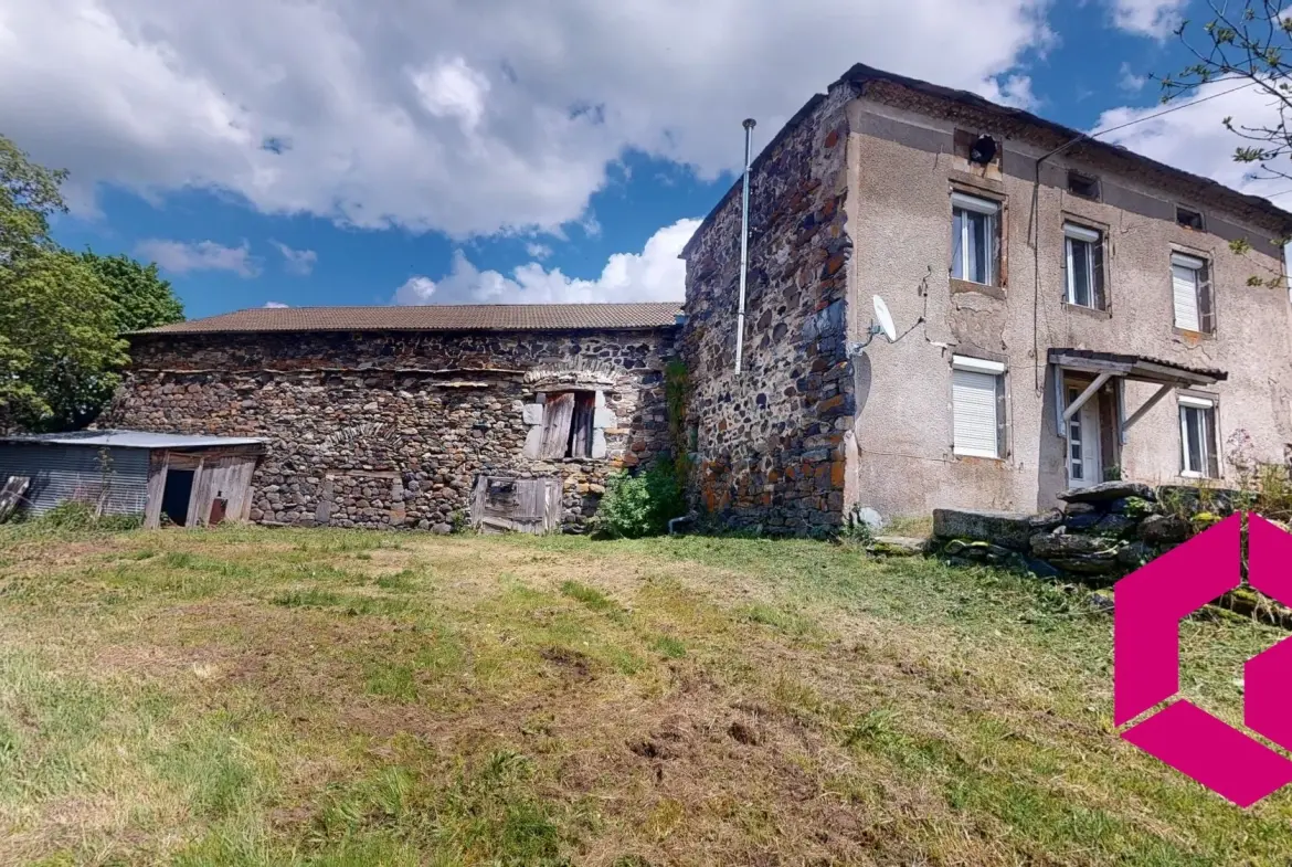 Maison en pierre à Bessamorel avec dépendances et terrain de 952 m² à vendre 