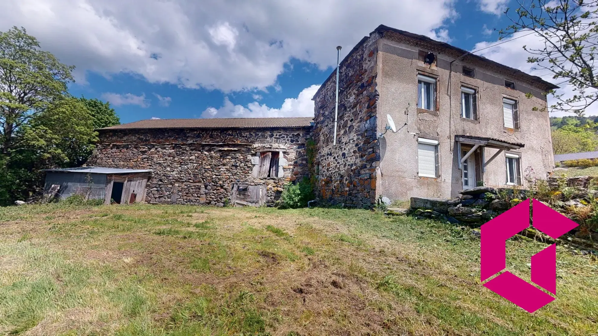 Maison en pierre à Bessamorel avec dépendances et terrain de 952 m² à vendre 