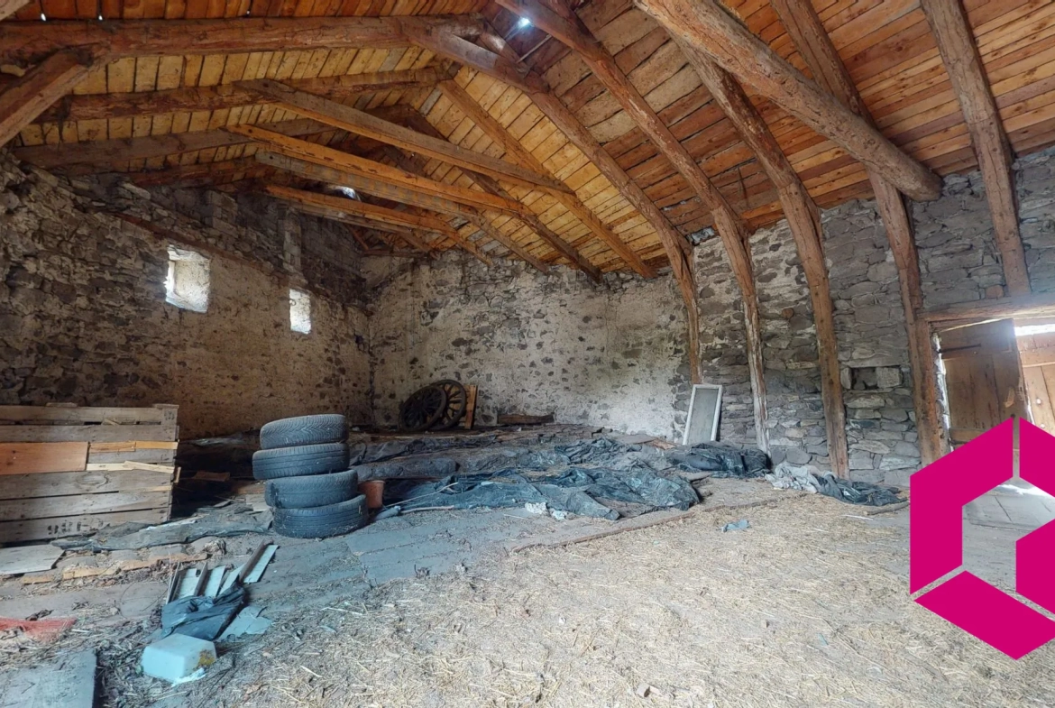 Maison en pierre à Bessamorel avec dépendances et terrain de 952 m² à vendre 