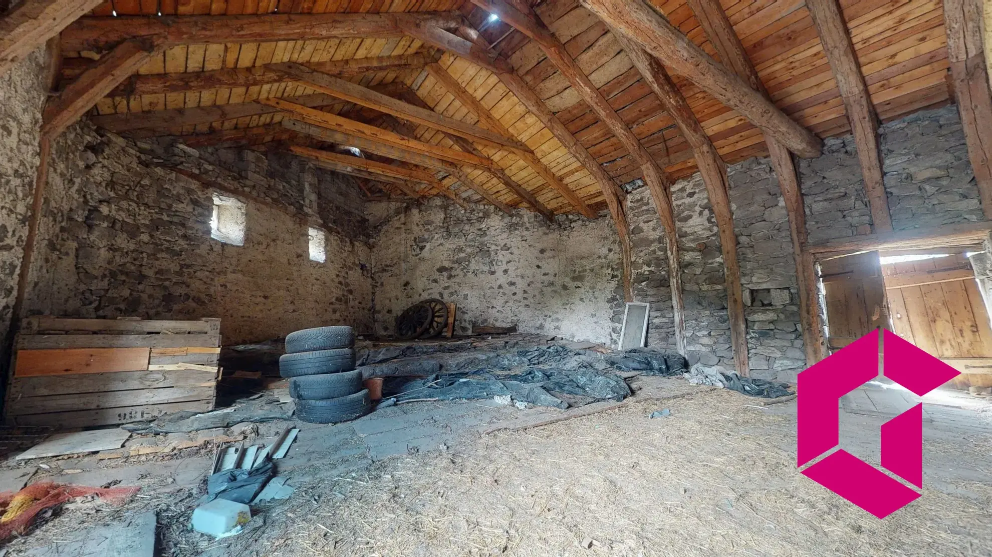Maison en pierre à Bessamorel avec dépendances et terrain de 952 m² à vendre 