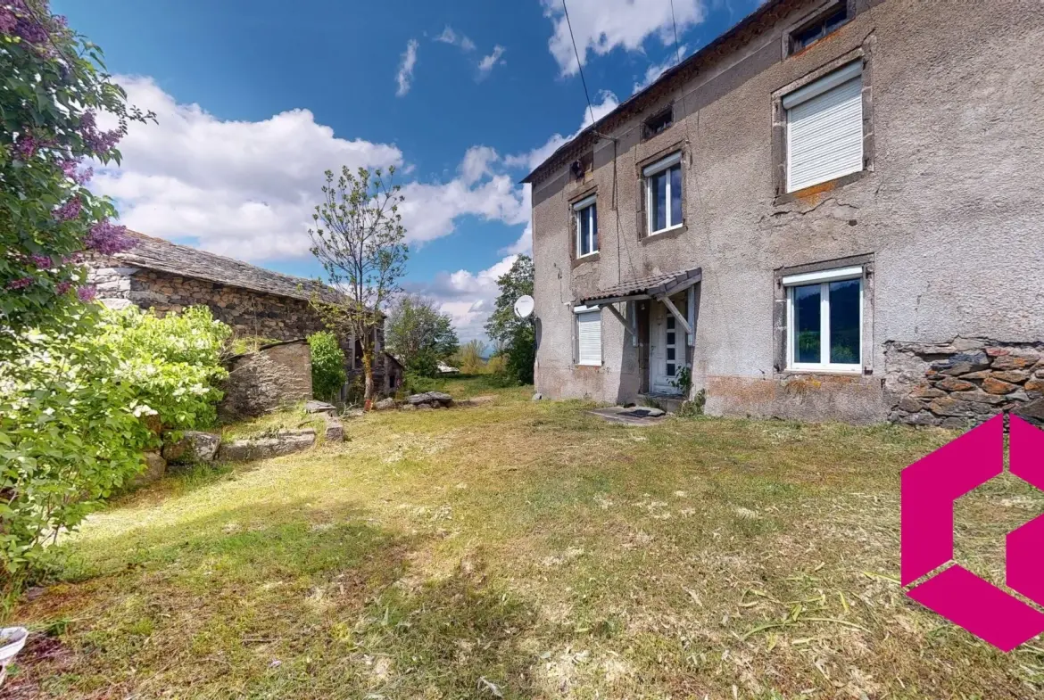 Maison en pierre à Bessamorel avec dépendances et terrain de 952 m² à vendre 