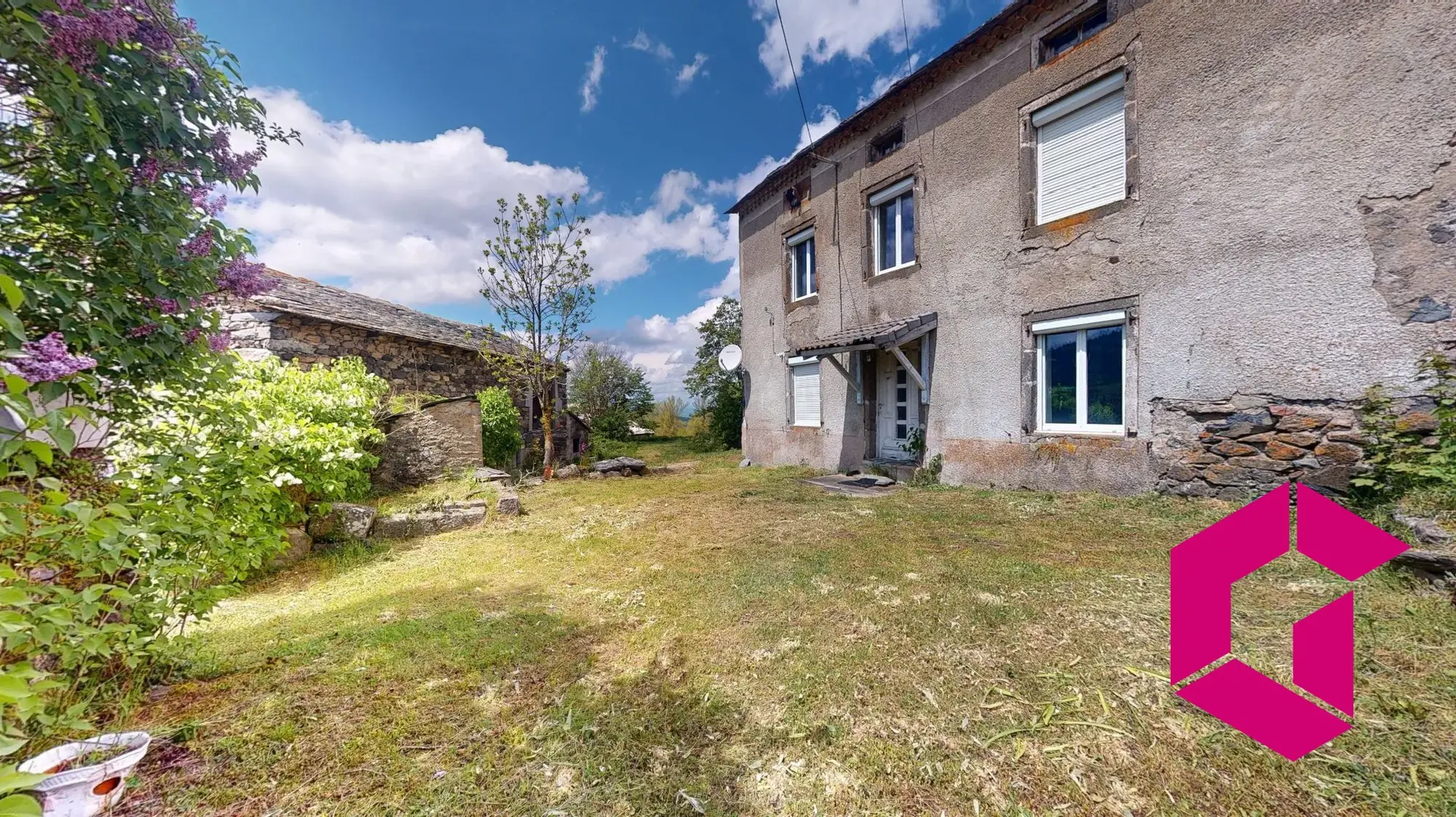 Maison en pierre à Bessamorel avec dépendances et terrain de 952 m² à vendre 