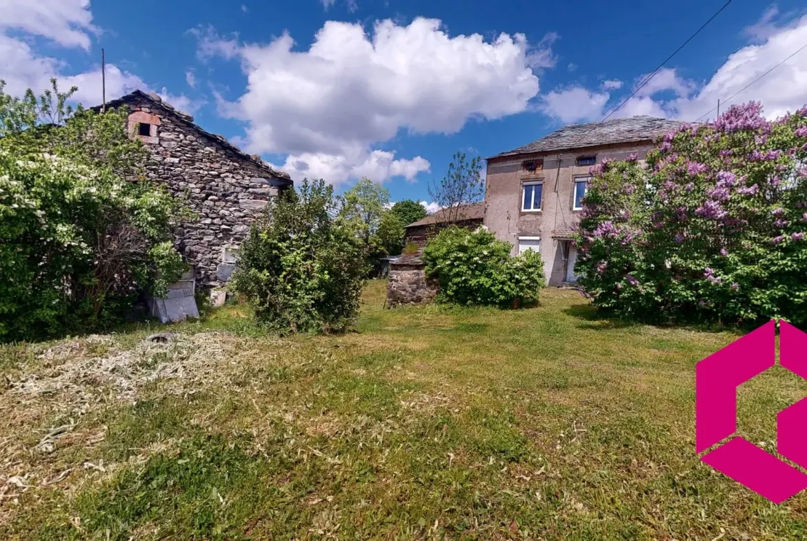 Maison en pierre à Bessamorel avec dépendances et terrain de 952 m² à vendre 