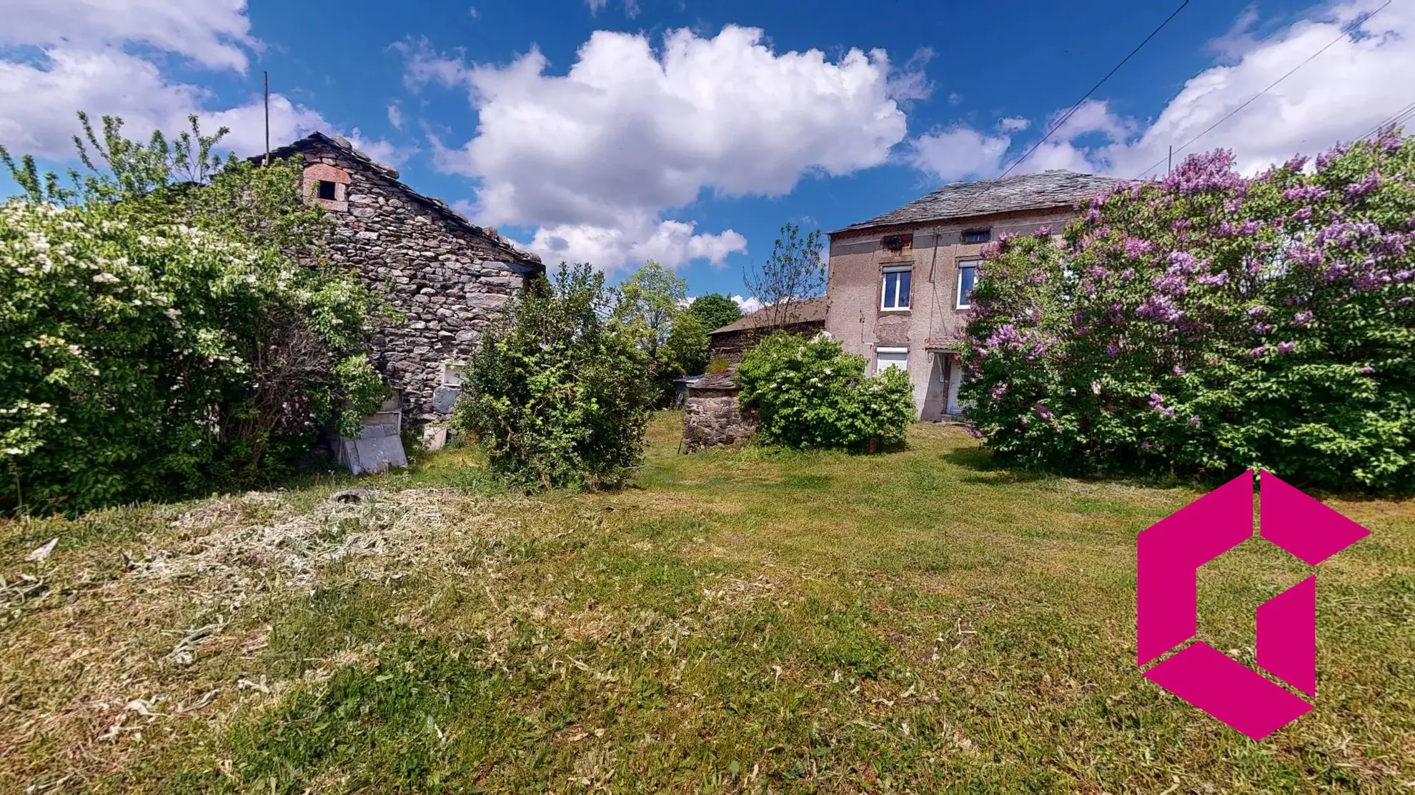 Maison en pierre à Bessamorel avec dépendances et terrain de 952 m² à vendre 