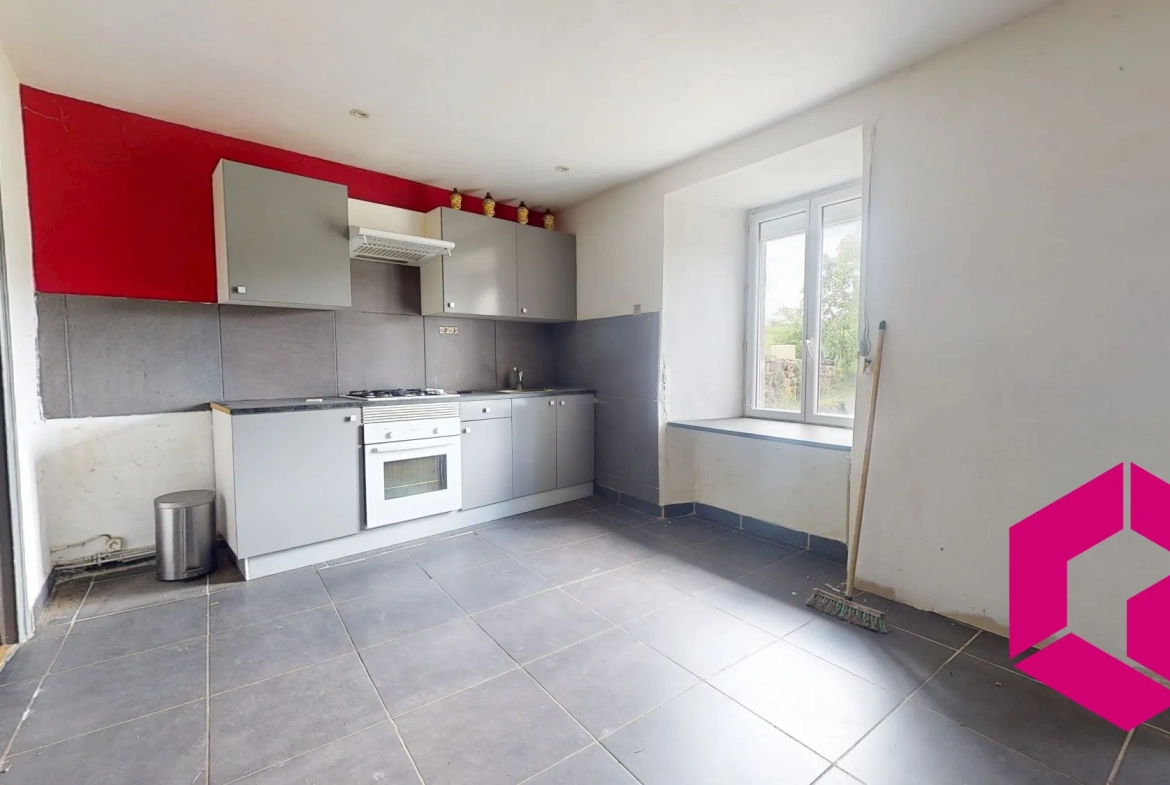 Maison en pierre à Bessamorel avec dépendances et terrain de 952 m² à vendre 