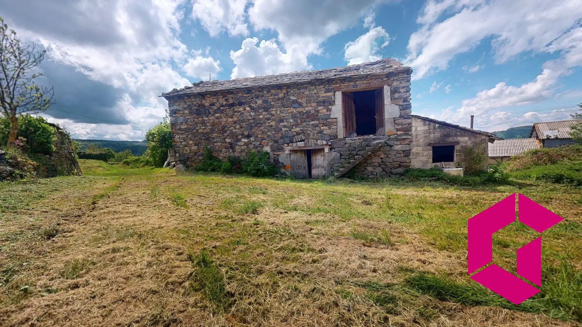 Maison en pierre à Bessamorel avec dépendances et terrain de 952 m² à vendre 
