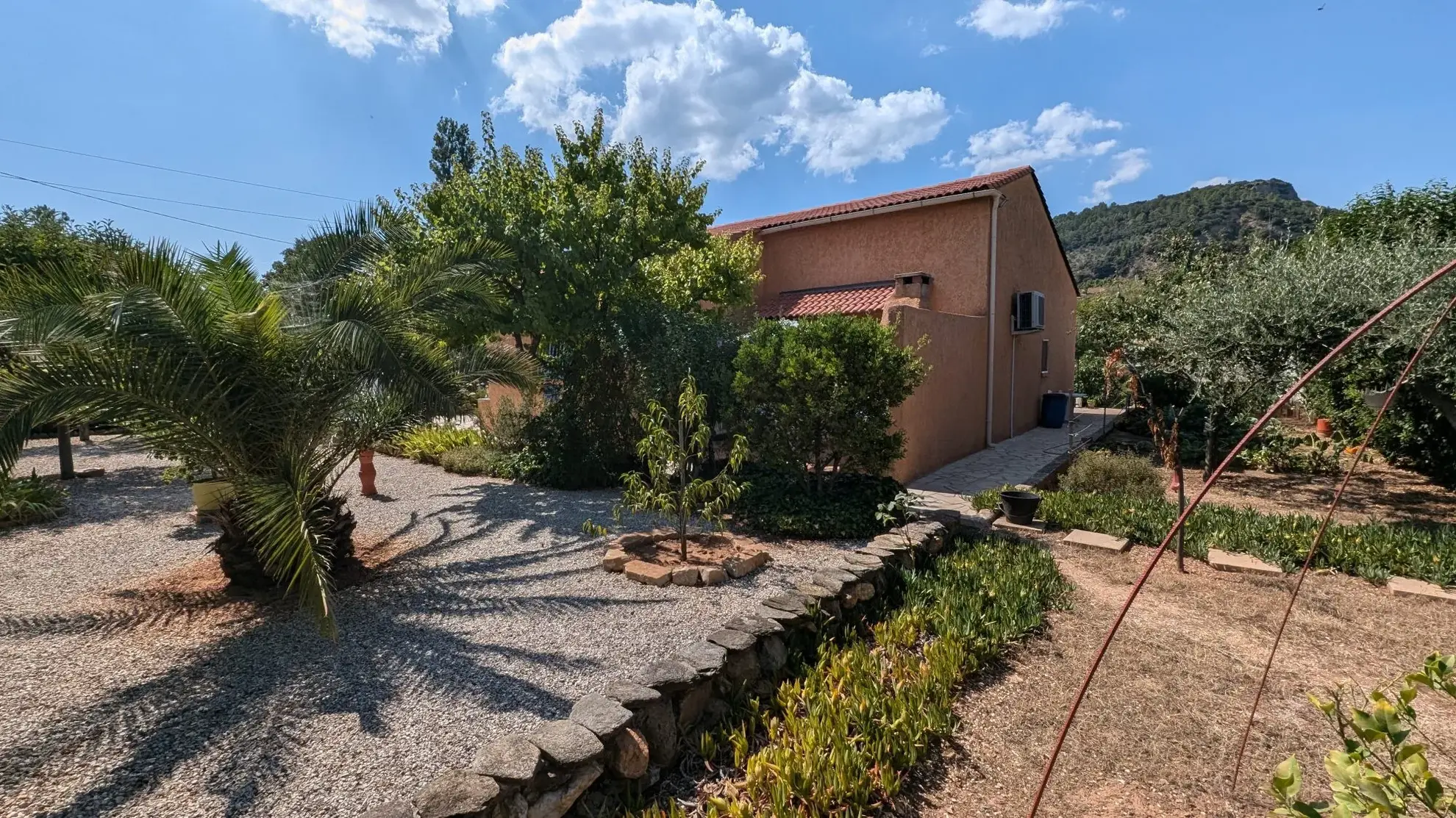 Villa en viager à Gonfaron : jardin, dépendances, en location occupée 