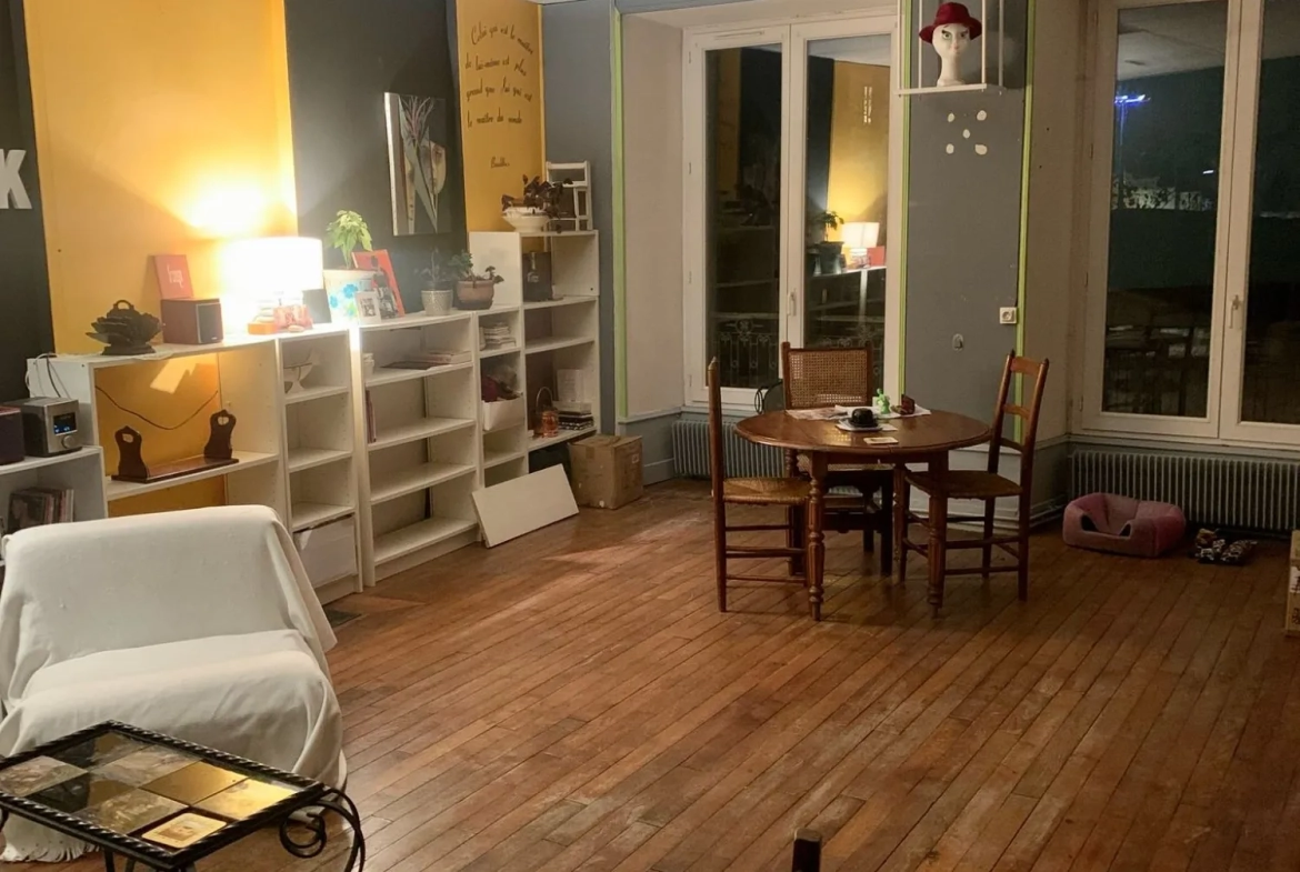 Maison ancienne de 210 m² en centre-ville de Montbard avec cour et dépendance 
