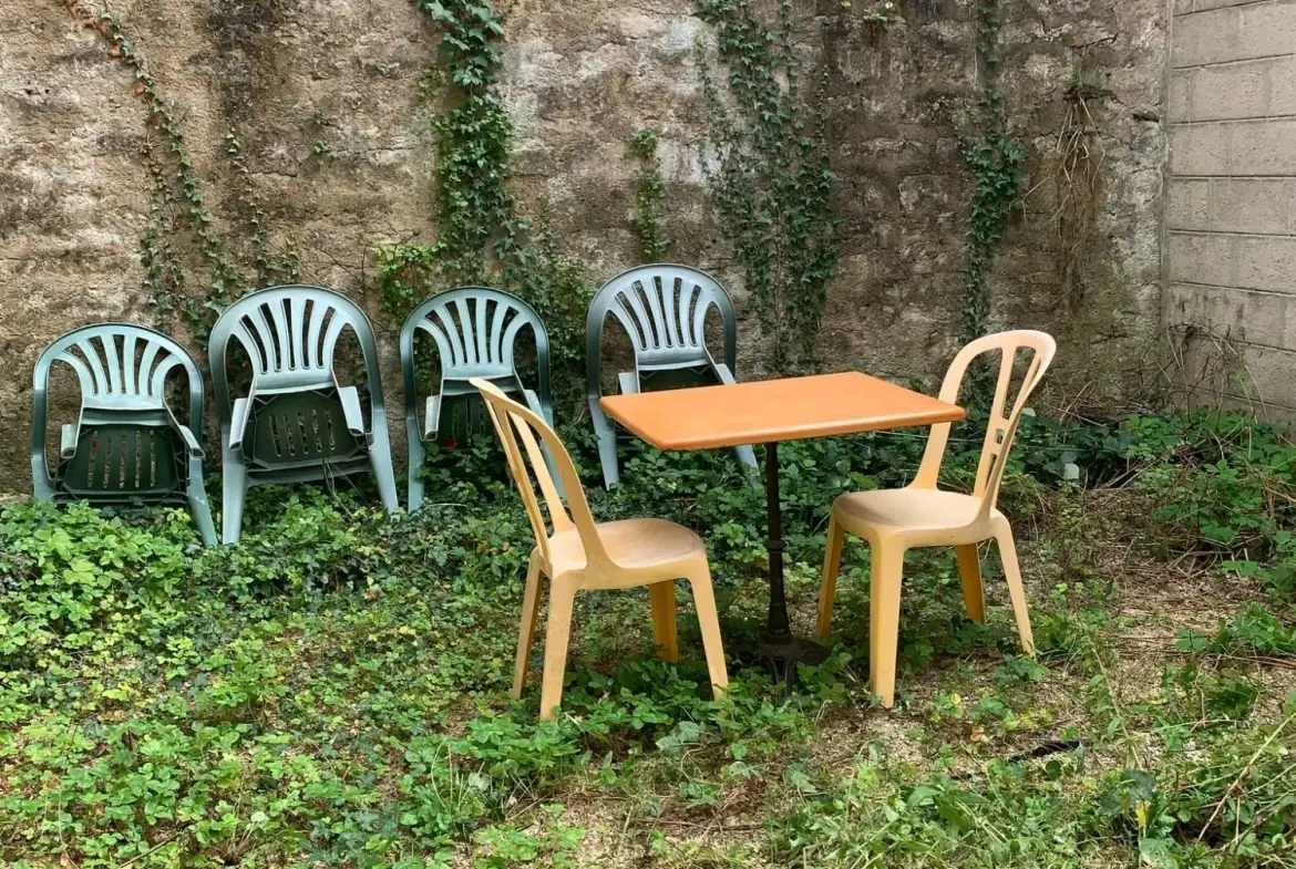 Maison ancienne de 210 m² en centre-ville de Montbard avec cour et dépendance 