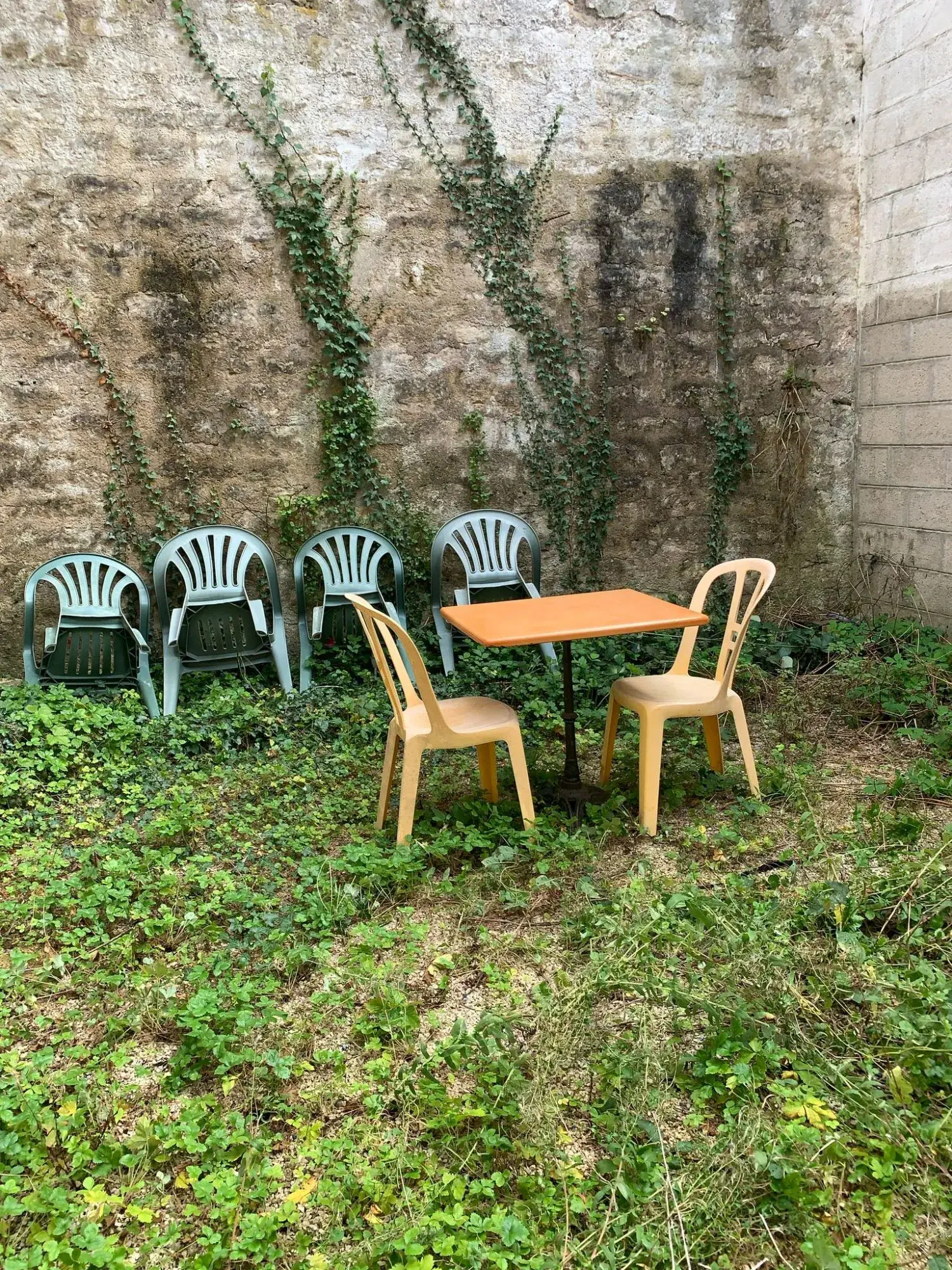 Maison ancienne de 210 m² en centre-ville de Montbard avec cour et dépendance 