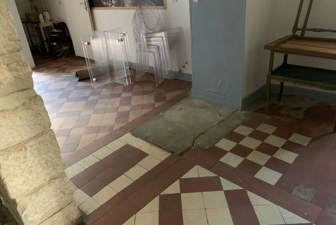 Maison ancienne de 210 m² en centre-ville de Montbard avec cour et dépendance 