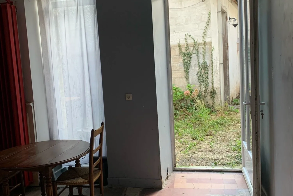 Maison ancienne de 210 m² en centre-ville de Montbard avec cour et dépendance 