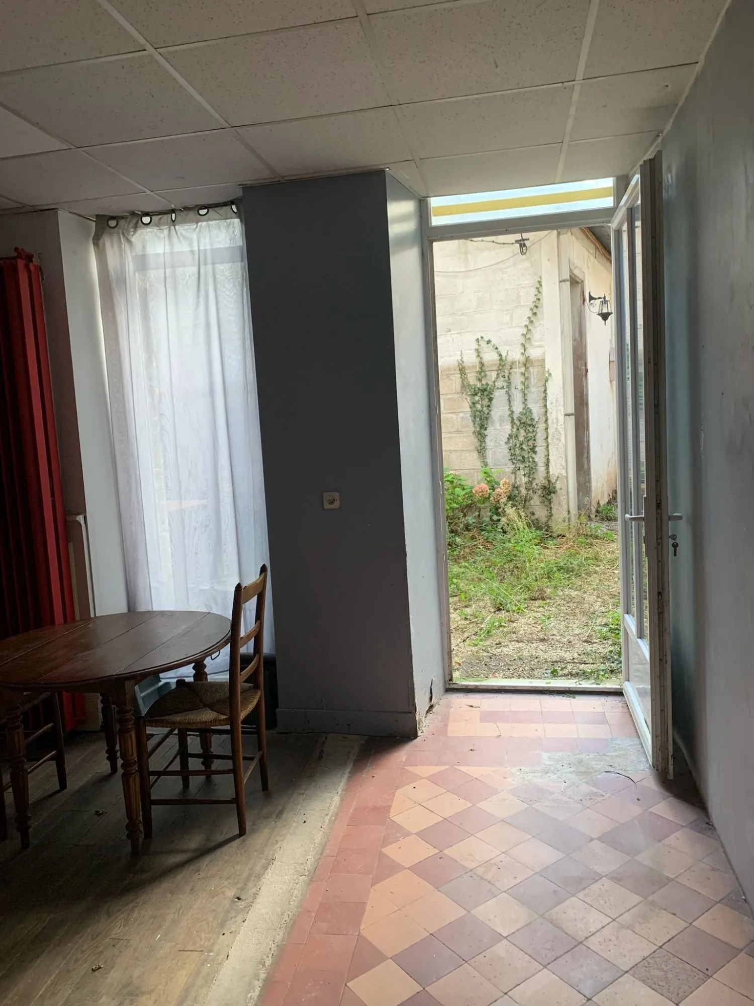 Maison ancienne de 210 m² en centre-ville de Montbard avec cour et dépendance 