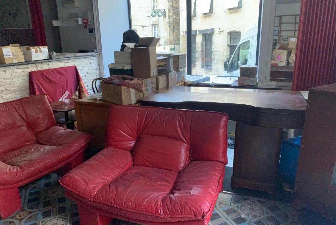 Maison ancienne de 210 m² en centre-ville de Montbard avec cour et dépendance 