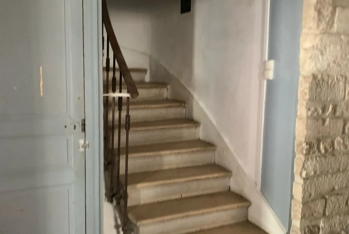 Maison ancienne de 210 m² en centre-ville de Montbard avec cour et dépendance 