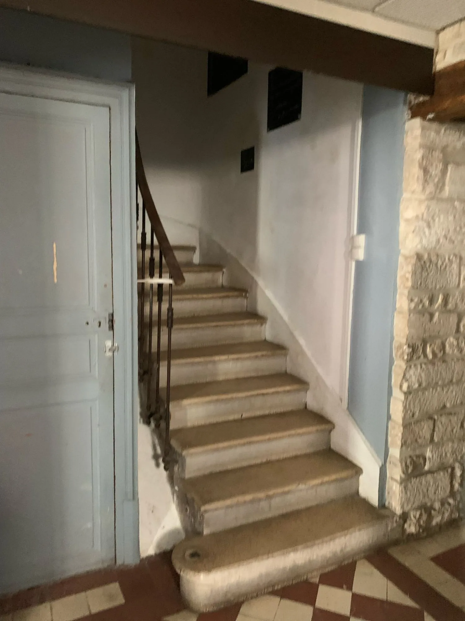 Maison ancienne de 210 m² en centre-ville de Montbard avec cour et dépendance 