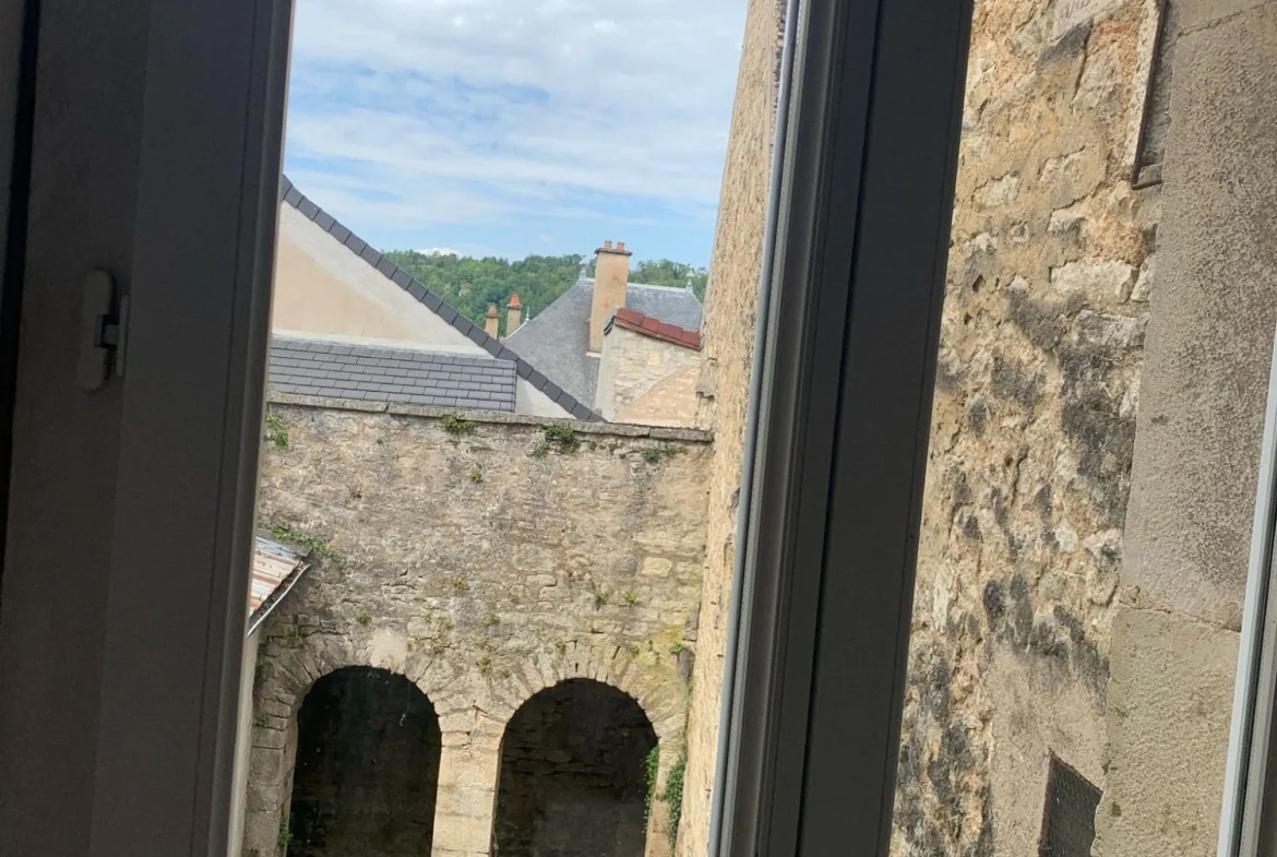Maison ancienne de 210 m² en centre-ville de Montbard avec cour et dépendance 