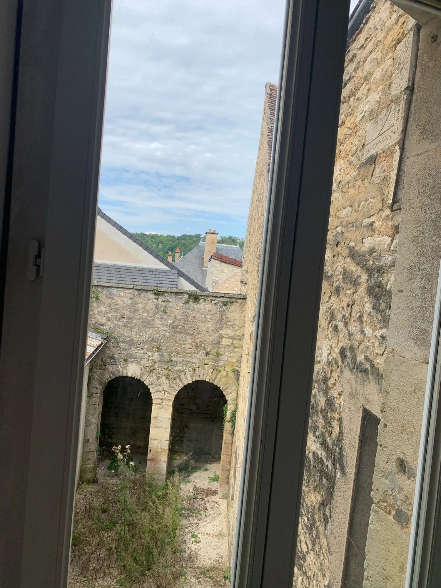 Maison ancienne de 210 m² en centre-ville de Montbard avec cour et dépendance 